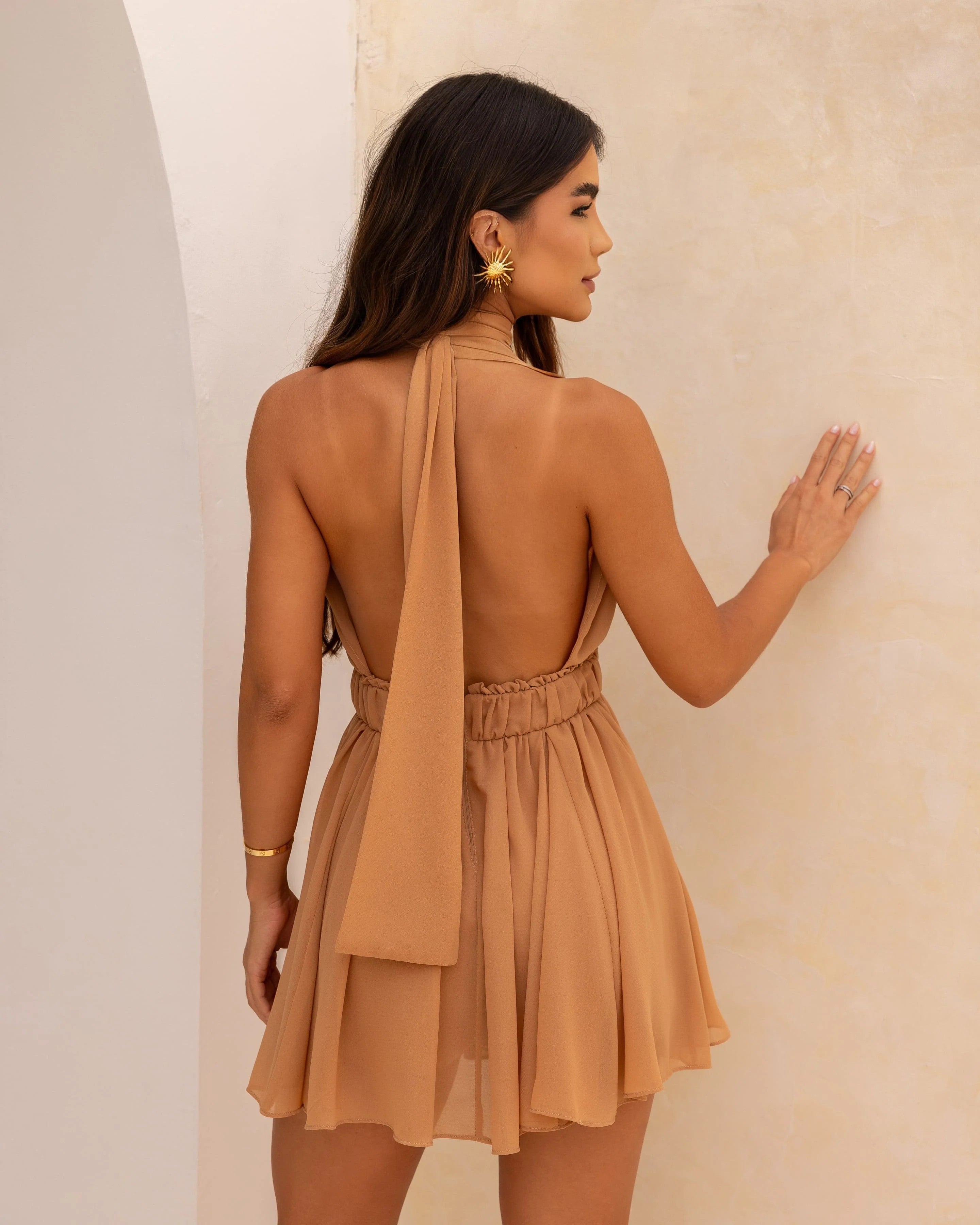 Vestido Macaquinho Frente Única Belle Mocha Mousse